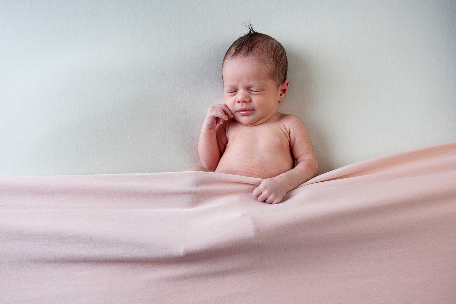 niña bebe rosa foto estudio