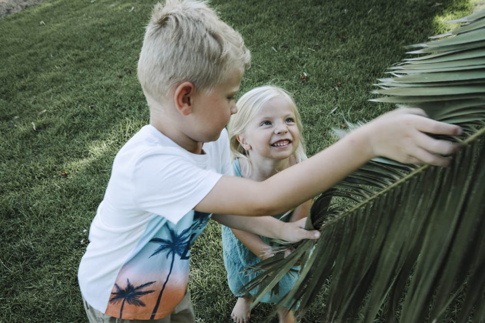 niños jugando con palmeras