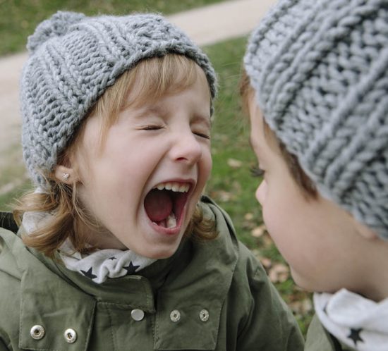 niña gritando