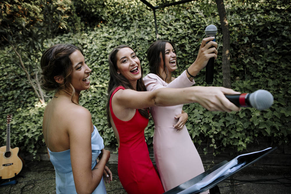 hermanas de la novia cantando