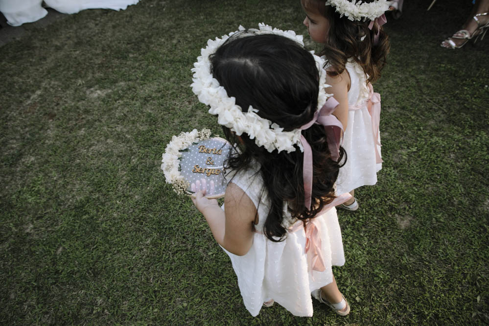 niñas llevan anillos de boda en bastidor