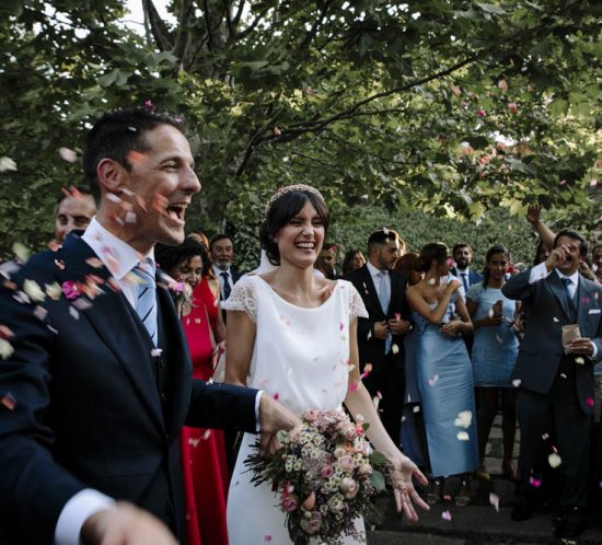 salida de novios con confeti