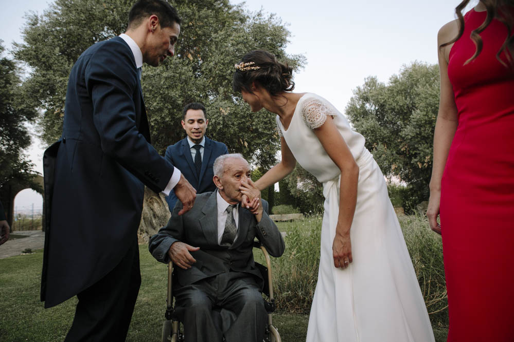 abuelo besa a la novia