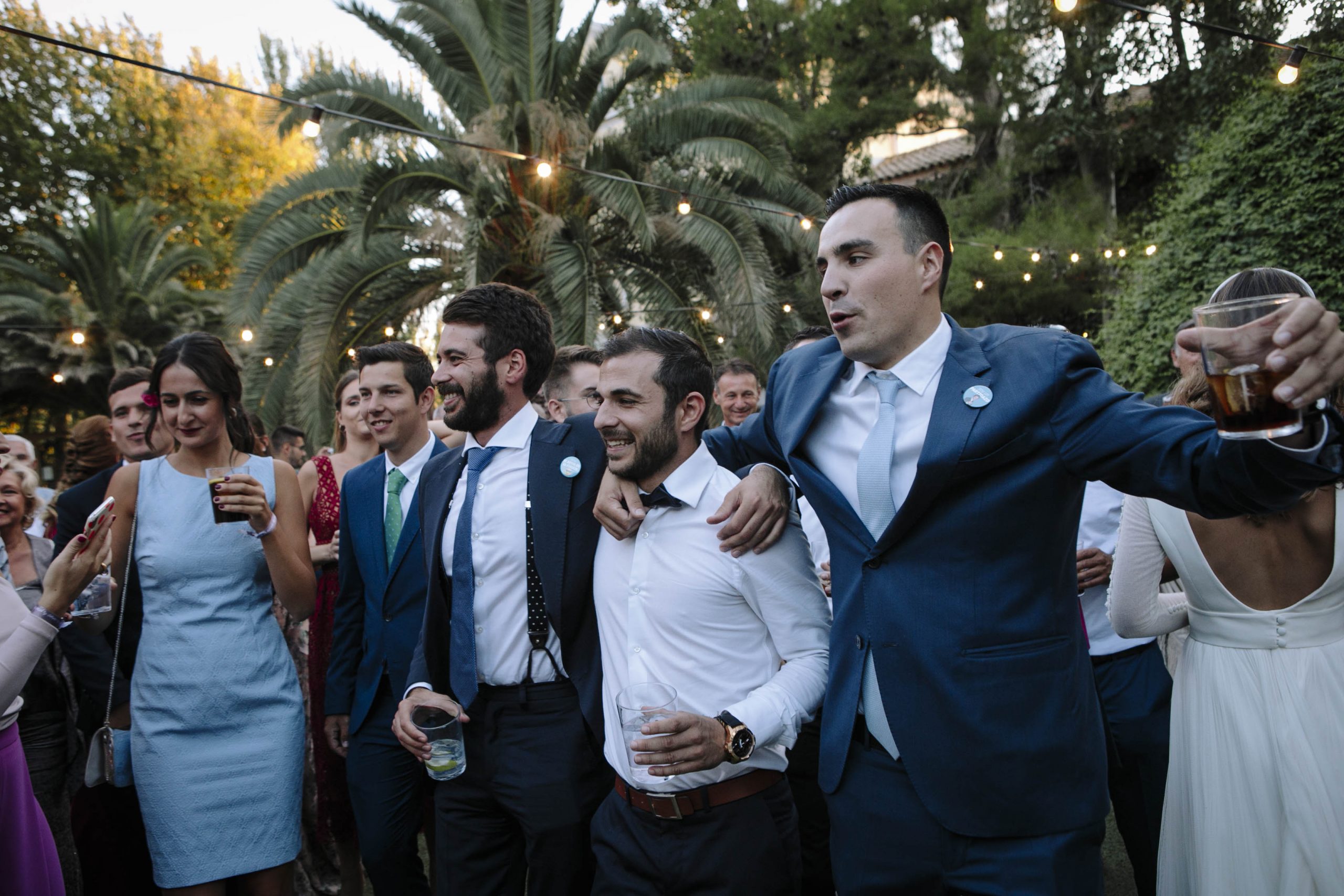 amigos del novio bailando