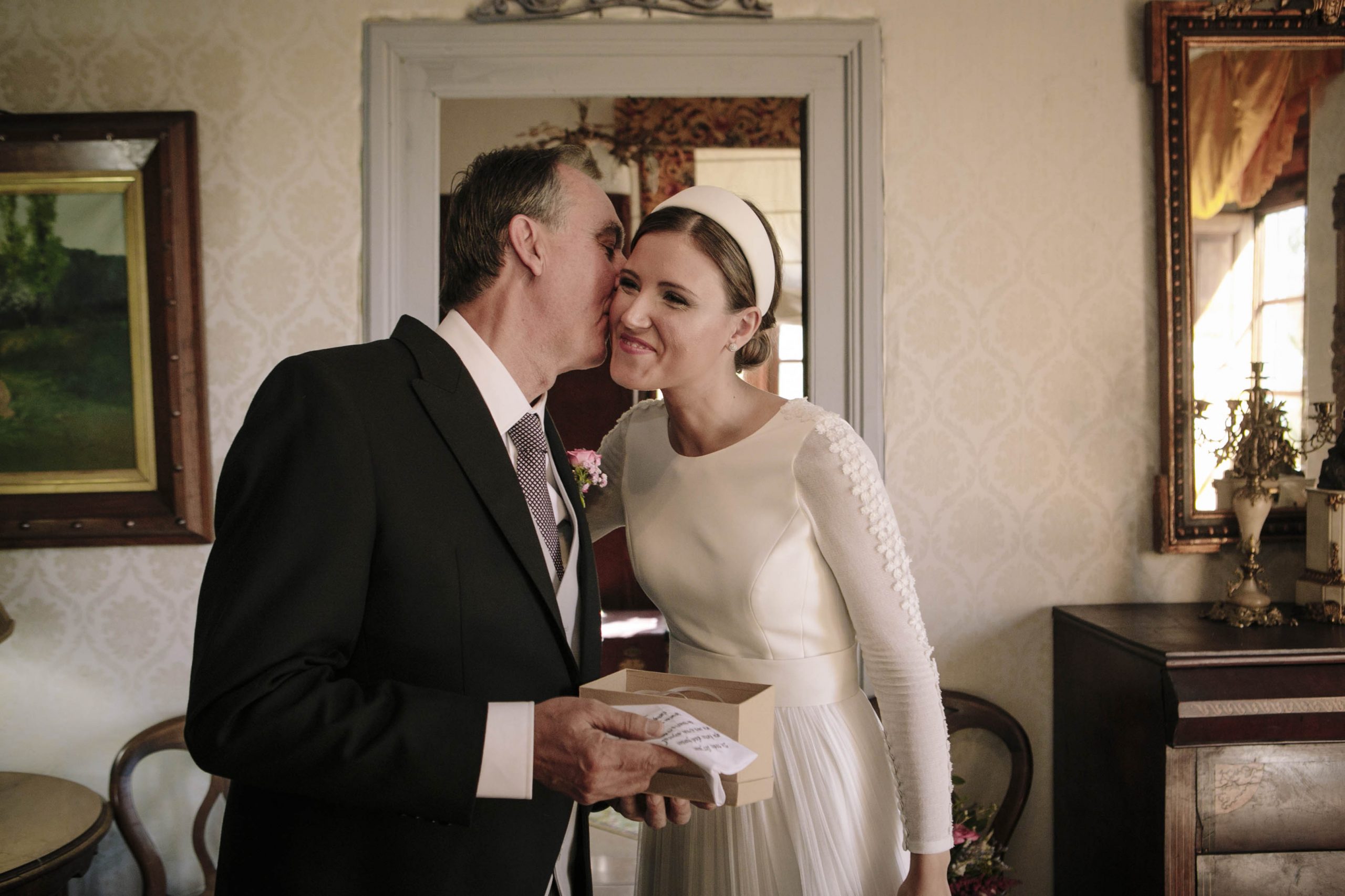 beso del padrino a la novia
