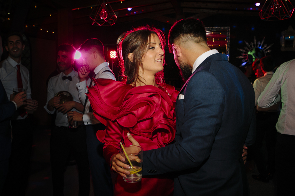 amigos de la novia bailando