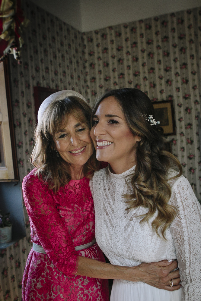 novia sonriente con su madre