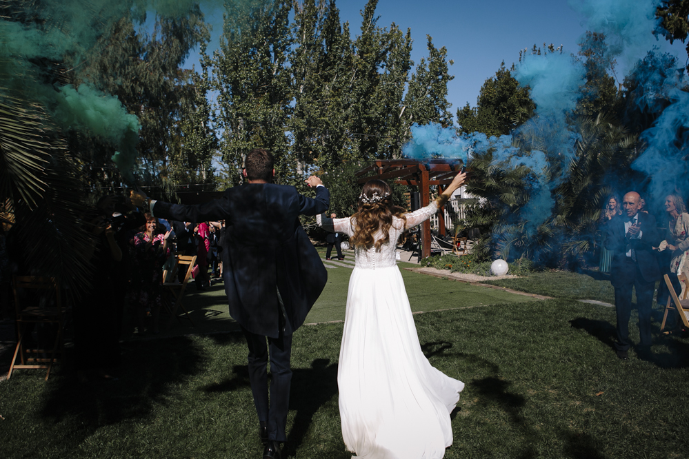 novios con humo de colores