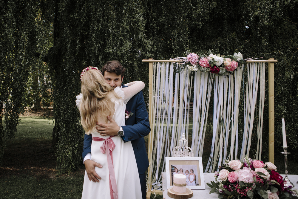 abrazo recien casados