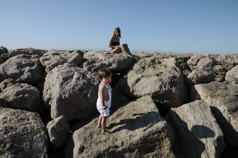 madre e hija en la playa