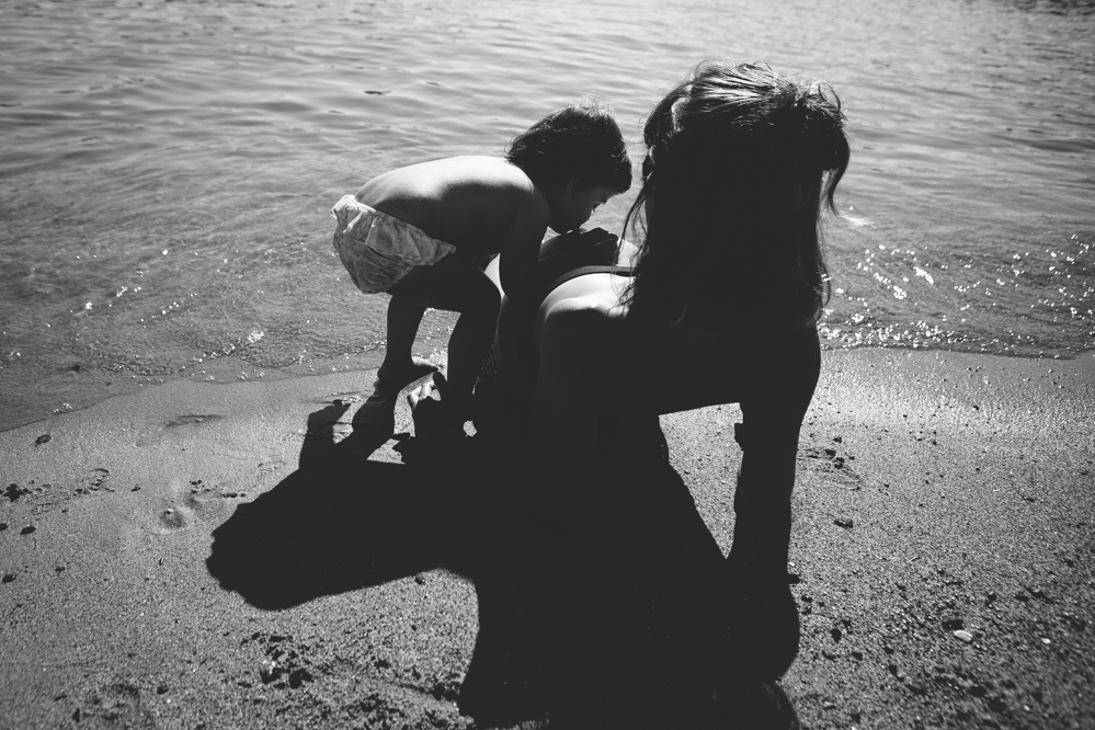 mama y niña en la orilla