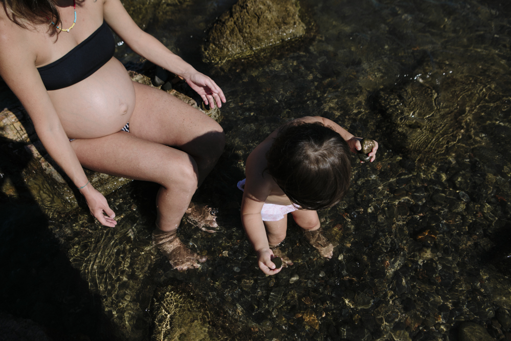 embarazada y bebe en la playa 2