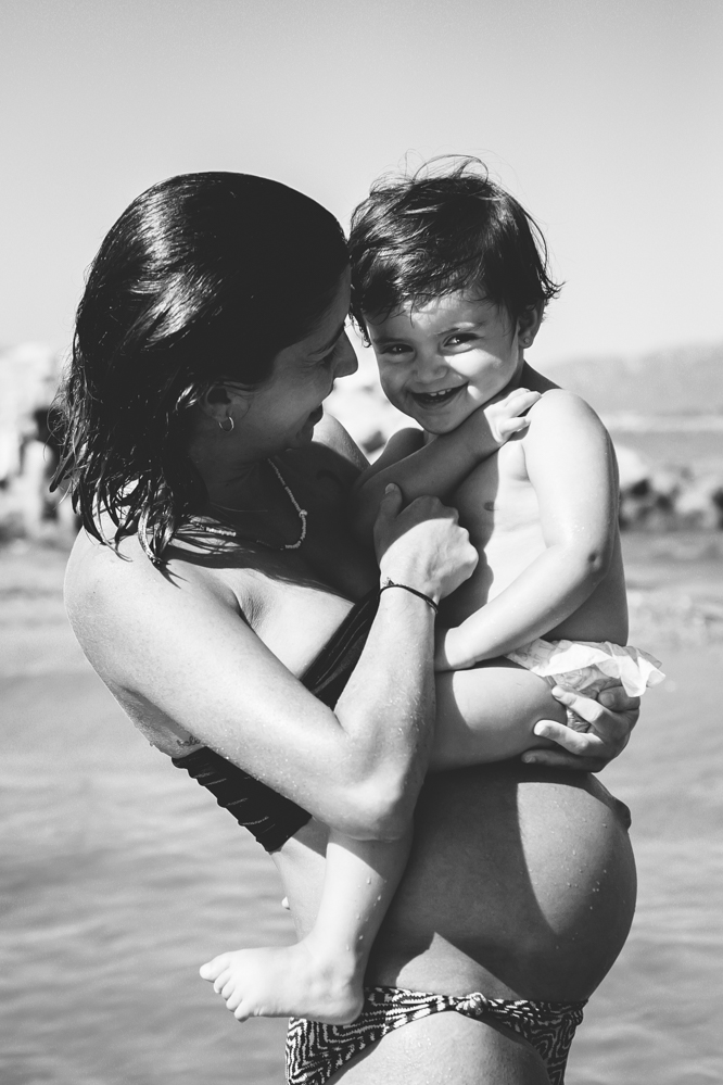 embarazada y bebe en la playa