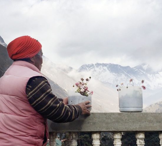 Hombre mirando al Everest