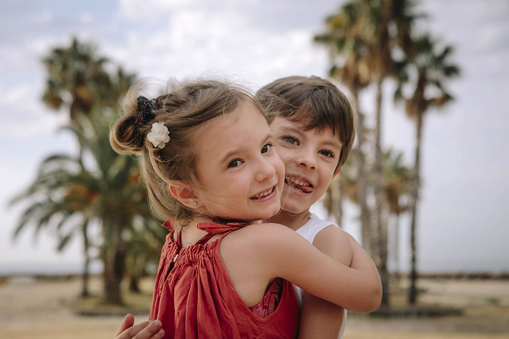 Fotografia pareja de novios en la playa