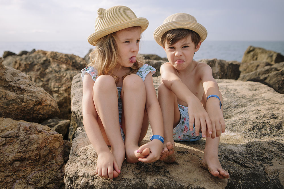 Foto de hermanos en las rocas de Salou