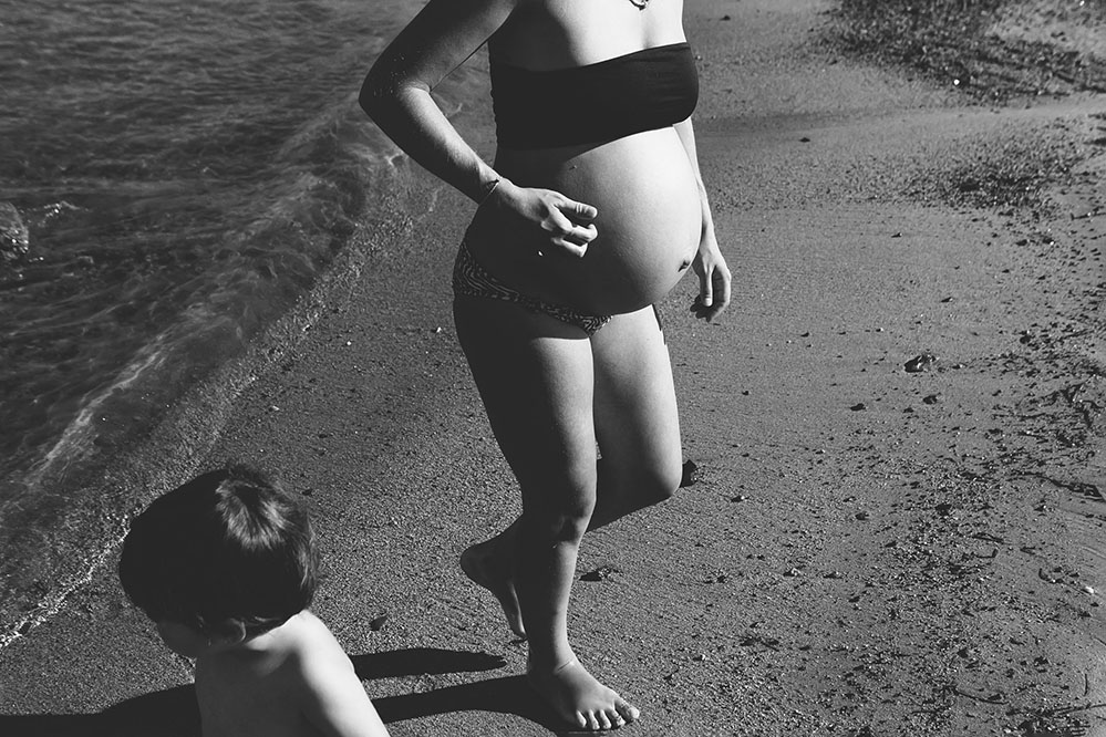 Foto en blanco y negro de embarazada en la playa