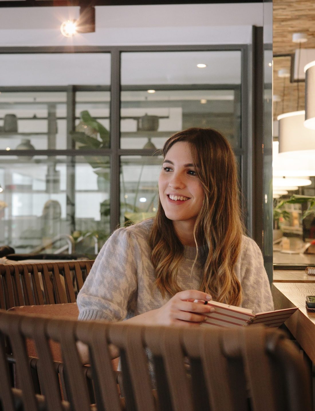 chica sonriente con cuaderno