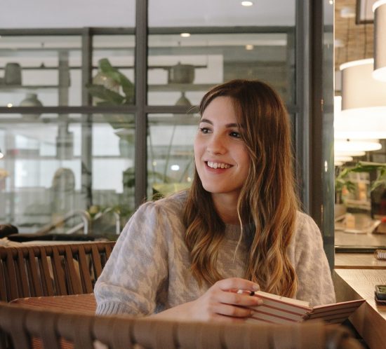 chica sonriente con cuaderno