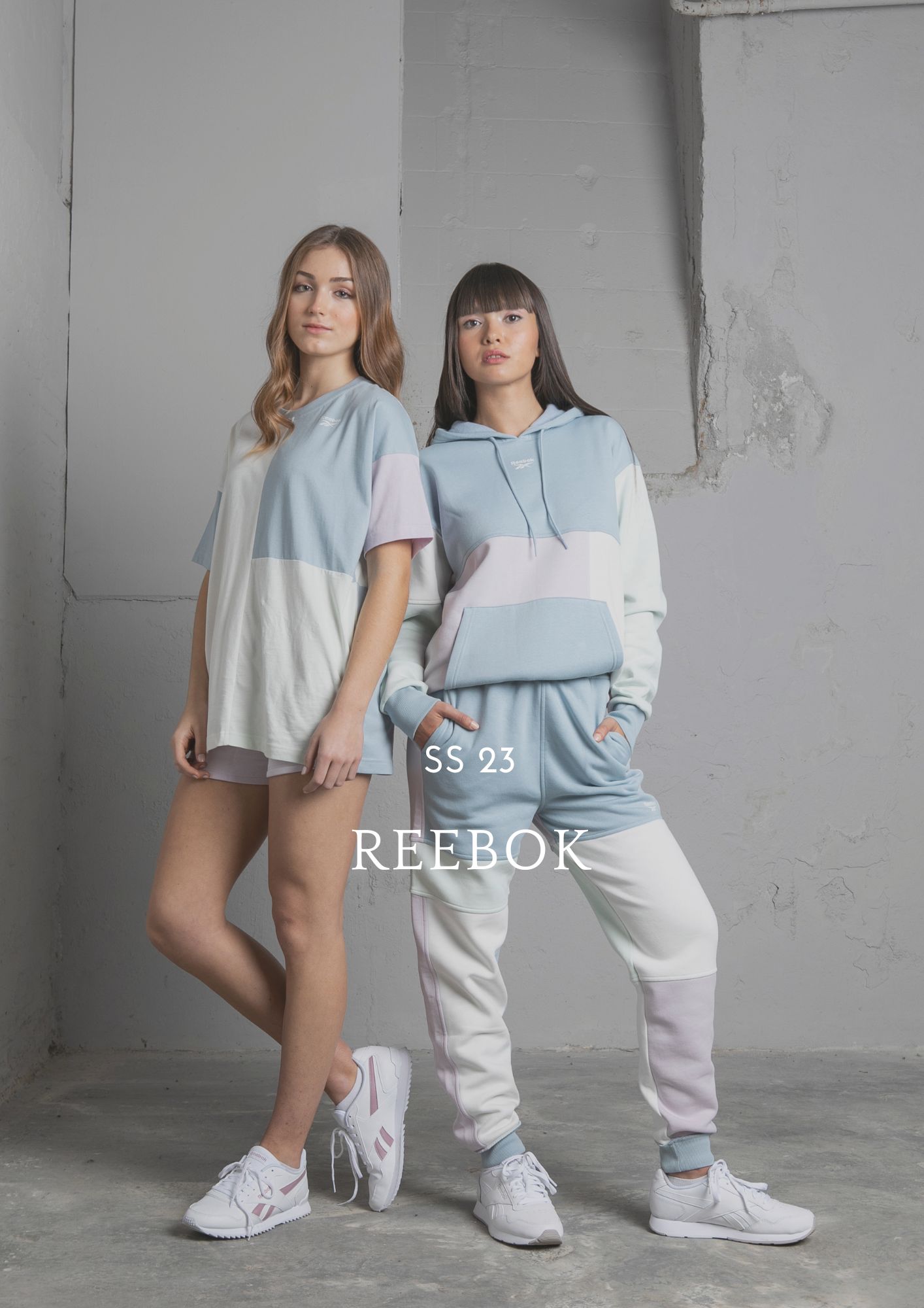 chicas vestidas de reebok y texto