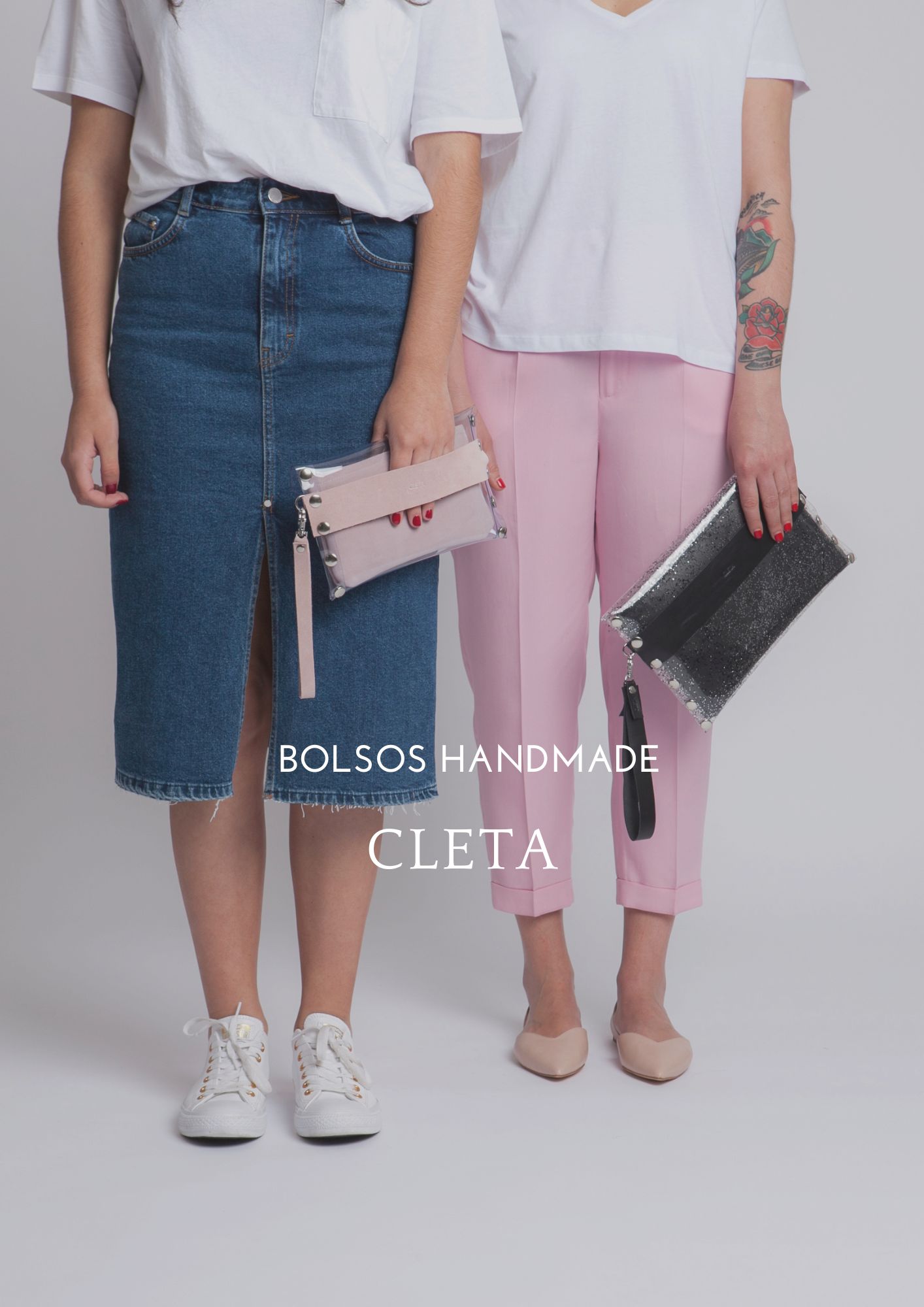 manos con bolsos y texto