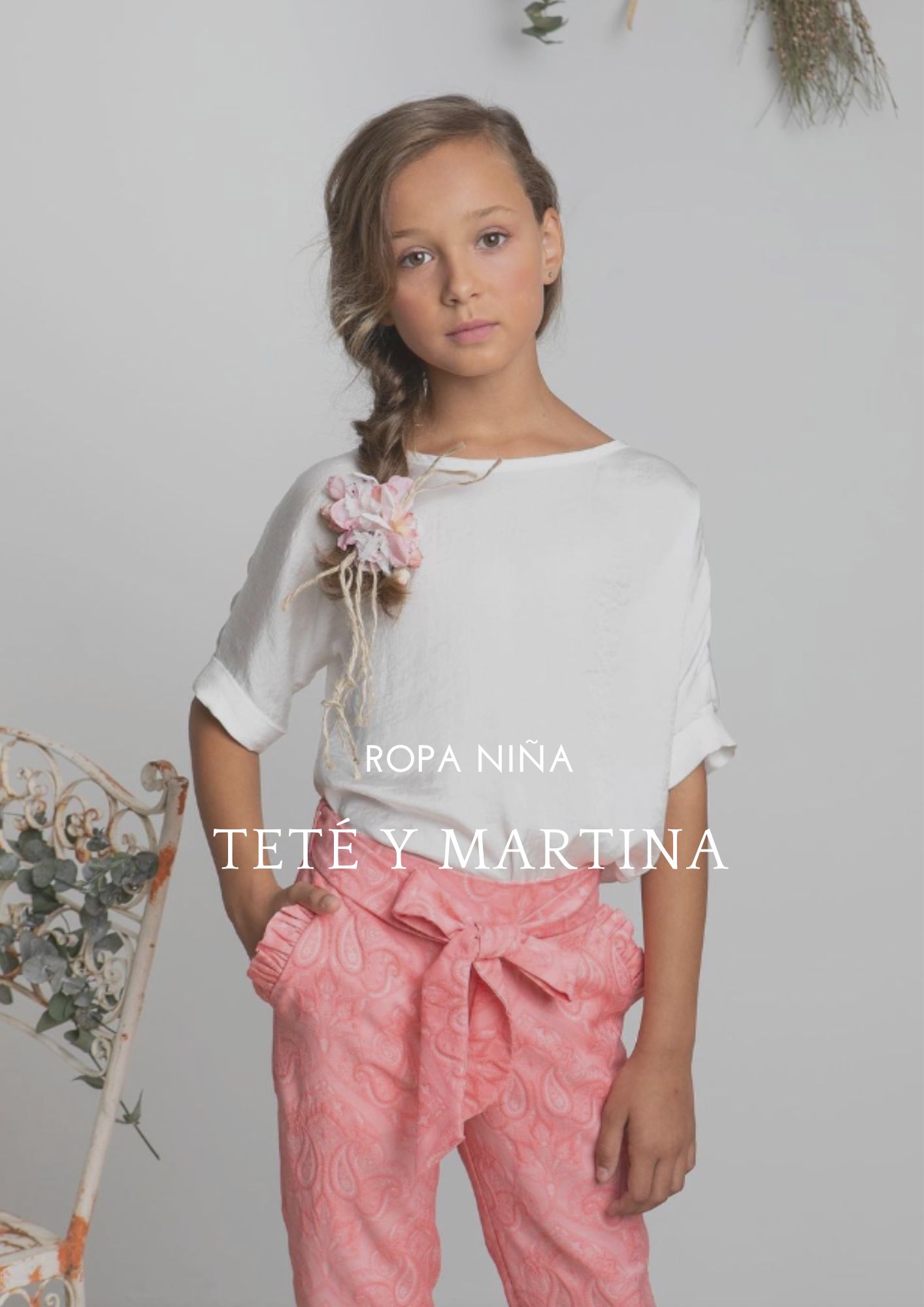 niña y pantalon rosa con texto