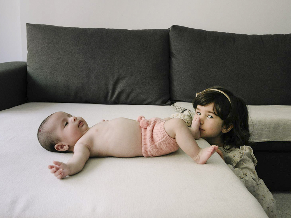 hermanas en sofa