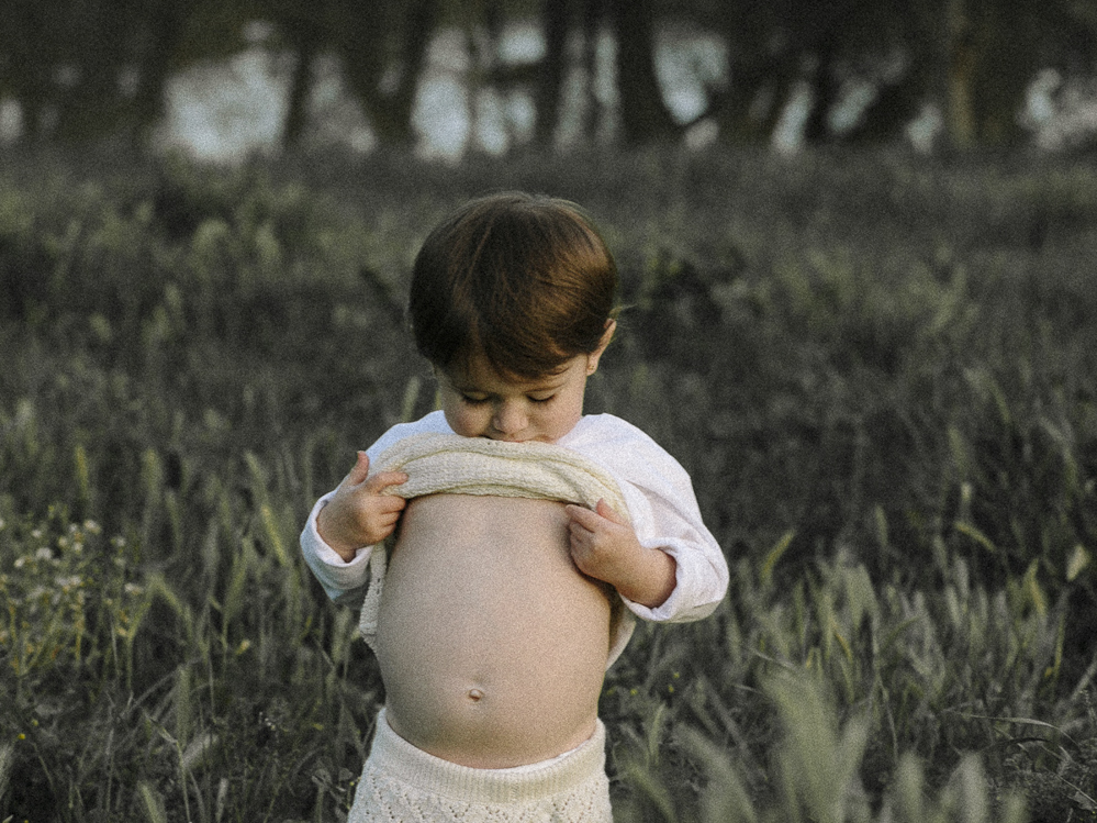 niña con tripa al aire
