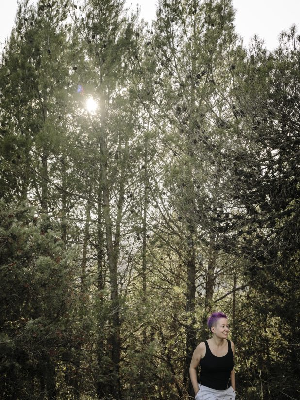 mujer y bosque con sol