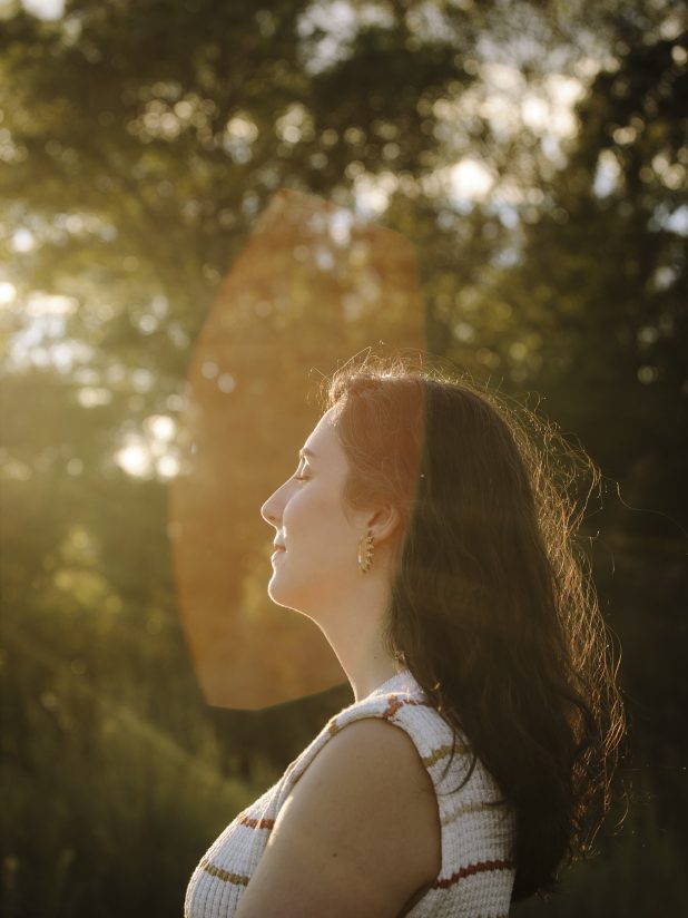 mujer mirando al sol