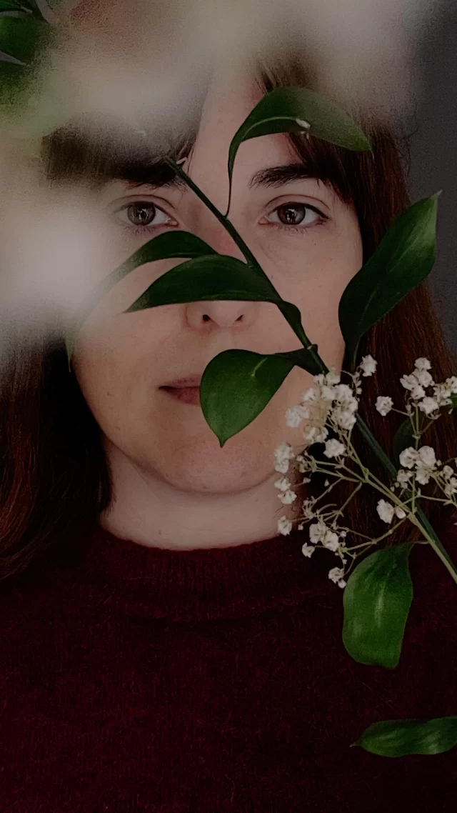 Seguramente te resulte más fácil ver la belleza en los demás, reconocer su magia y decírselo con cariño. Pero, ¿sabes qué? 
Todo lo que admiras en quienes te rodean también está en ti. Lo reconoces porque, de alguna manera, ya forma parte de ti. ✨
“Si ves algo bueno en mí, recuerda que no está en mí, sino en ti. Tan solo soy un reflejo de tu alma; ese amor y belleza habitan en ti.” Rumi.
Así de mágico fue nuestro taller de Creatividad y Automirada la semana pasada. 💫 Gracias, chicas, por vuestra entrega, por compartir, por jugar y por permitirme seguir aprendiendo juntas. ¡Sigamos explorandonos y jugando desde el amor y la creatividad! 💛