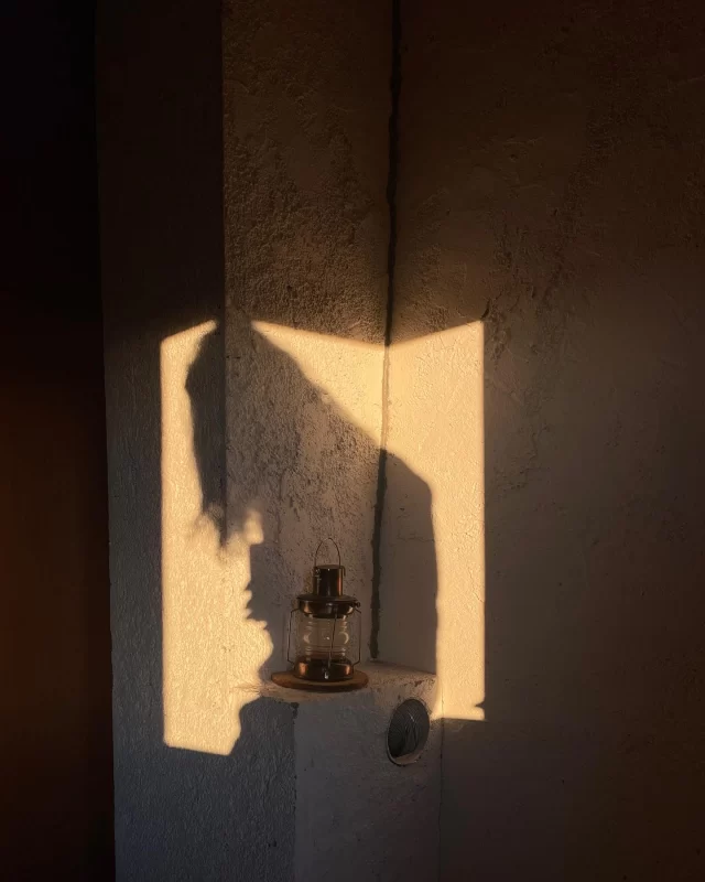 Si sabes mirarte, sabrás mirar a los demás.
Si sabes escucharte, sabrás escuchar a los demás.
Cuando consigas sentirte, podrás sentir a los demás.
Todo empieza por uno mismo, y no es egoísmo, es responsabilidad.
Y ese camino hacia adentro puedes recorrerlo de la mano de la fotografía.
Porque más allá de conservar recuerdos, la fotografía te ayuda a comprenderte, a conectar con tus emociones y a iluminar aspectos de ti que quizá desconocías. 
Si quieres explorarlo puedo acompañarte a través de sesiones, talleres o acompañamientos personalizados, y
descubrirás la magia de la fotografía.💫 
📩 Mañana en mi newsletter te cuento cómo puedes empezar este camino por tu cuenta😉
💌 Y si te apetece recibirla puedes suscribirte desde el enlace de la bio.