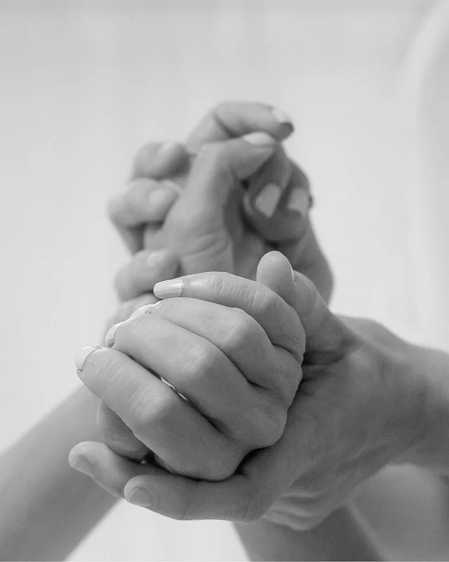 A veces lo único que necesitamos es una invitación a parar. Luego, con suerte, llega ese pequeño acto de valentía, darnos permiso. 

El día a día en el que la prisa manda, y de ahí la desconexión con el nuestro cuerpo y nuestra piel, parar y abandonarse en manos de Celia, es volver a tí, es conectar con la belleza, con la lentitud y mimo, donde cada segundo se convierte en un ritual de autocuidado consciente. 
Celia presta atención a cada cuerpo y a cada rostro, escucha lo que tu piel susurra o calla, cuidando de lo que se ve, y también de lo que late dentro.🫀

Si quieres conocer a Celia y su filosofía de trabajo, puedes hacerlo desde @suitece.artesanalbeauty 

Las fotos que ves las hicimos para su web y redes. Y sí, yo también me dejé cuidar por ella... ¡y fue maravilla!